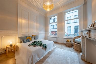 Zeer luxueus gerenoveerd gelijkvloers appartement van ca 96 m² met 2 slaapkamers, een tuin van ca 70 m² en een grote kelder. Gelegen in een herenhui...