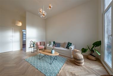 Zeer luxueus gerenoveerd 2 slaapkamer appartement van ca 65 m² met terras van ca 9 m² en een grote kelder. Gelegen in een herenhuis met slechts 4 ap...