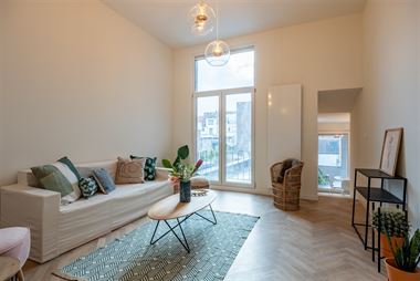 Zeer luxueus gerenoveerd 2 slaapkamer appartement van ca 65 m² met terras van ca 9 m² en een grote kelder. Gelegen in een herenhuis met slechts 4 ap...