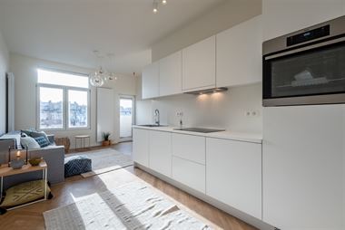 Zeer luxueus gerenoveerd 1 slaapkamer appartement van ca 50 m² met terras van ca 4 m² en een grote kelder. Gelegen in een herenhuis met slechts 4 ap...