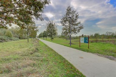 Gelijkvloers appartement met 1 slaapkamer en terras nabij centrum Wilrijk.
Het appartement is gelegen in het nieuwbouwproject Neerland (2017) aan d...