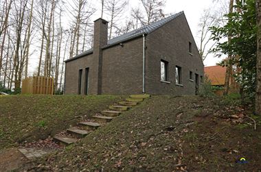 Prachtige afgewerkt huis te huur gelegen in het woongebied met bosrijk karakter te Wuustwezel. De woning beschikt over een inkomhal, prachtige leefrui...