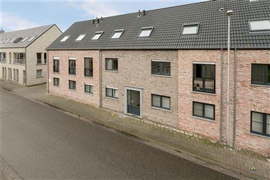 Instapklaar en luxueus afgewerkt appartement van ca. 85m², gelegen te Essen-Wildert!
EPC: 97kWh/m² (vg,wg,gmo,gvkr,gvv)...