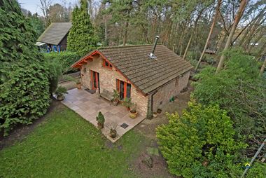 Gezellige en goed onderhouden chalet te koop in het woongebied met bosrijk karakter te Wuustwezel. De chalet beschikt over een leefruimte, half open k...