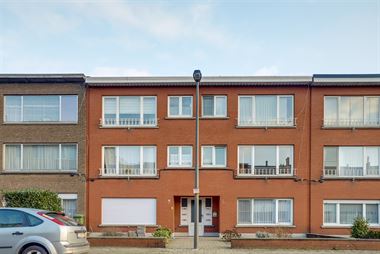 Deurne - appartement met twee slaapkamers en terras op eerste verdieping met 2 kelderbergingen.
Heel centraal, maar toch rustig gelegen in een aangen...