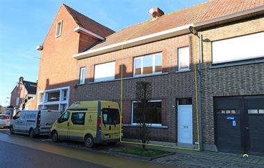 Leuk huis te huur te Loenhout-Wuustwezel. Deze rijwoning beschikt over een inkomhal, ruime leefruimte op tegel, ingerichte keuken, berging, gastentoil...