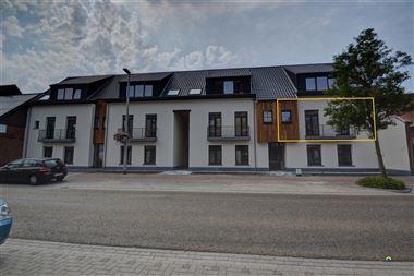 Zeer recent appartement (met lift) te huur, midden in het centrum van Kalmthout! Het appartement beschikt over een woonkamer met open keuken, een badk...
