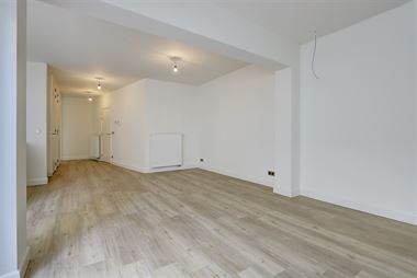 Gerenoveerd gelijkvloers appartement met 1 slaapkamer en terras aan de Koninklijkelaan in Berchem.
Dit gelijkvloers appartement is gelegen aan de K...