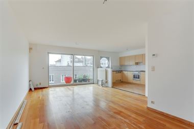 Zeer zonnig instapklaar 2-slk appartement met zuidgeoriënteerd terras in een goed onderhouden gebouw. Vlakbij de Paardenmarkt; centraal, goed en toch...