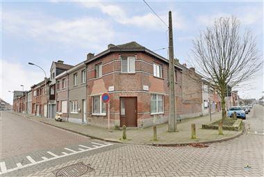 Te renoveren huis in centrum Burcht:
Gelegen op de hoek van de Vrijheidstraat en de Boomgaardstraat op wandelafstand van winkels, scholen en openbaa...