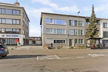 Te koop - Merksem - ruim hoekappartement op tweede verdieping met 2 tot 3 slaapkamers en achtergelegen garagebox op centrale ligging aan de Lambrechts...