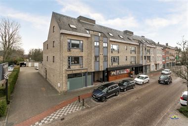 Ruim instapklaar appartement met o.a. een riante leefruimte met open keuken, 2 slpks, een groot zonnig terras en een garage. Centraal gelegen, op de 3...