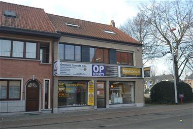 Centraal gelegen, recent vernieuwd dakappartement met 1 slaapkamer, gemeenschappelijk terras, open keuken, woonkamer, badkamer en privé parkeergelege...
