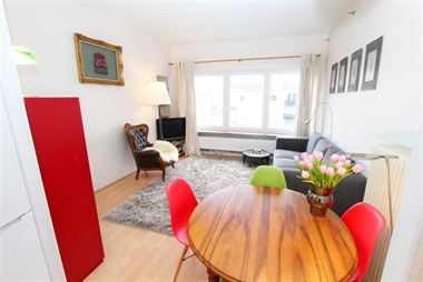 Supergezellige penthouse met 1 aparte slaapkamer en terras met superb panoramisch uitzicht over de skyline van Antwerpen, volledig instapklaar. Centra...