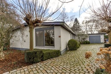 Gelijkvloerse woning, gelegen op een perceel van ca. 3.240m² te Kalmthout-Achterbroek!
Deze woning is ingericht met een ruime en lichte leefruimte,...