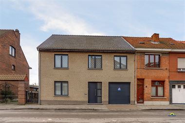 Ruime verzorgde woning met 4 tot 6 slaapkamers in Kruibeke:
Gelegen op wandelafstand van het dorpscentrum, winkels, scholen en openbaar vervoer.
Dez...