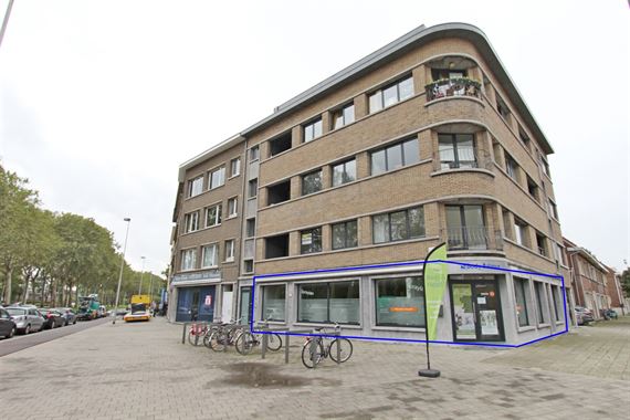 Zeer ruim Handelsgelijkvloers (250 m²) op toplocatie.
Deze mooie handelsruimte is gelegen op de hoek van de Beatrijslaan en de Paul van Ostaijenla...