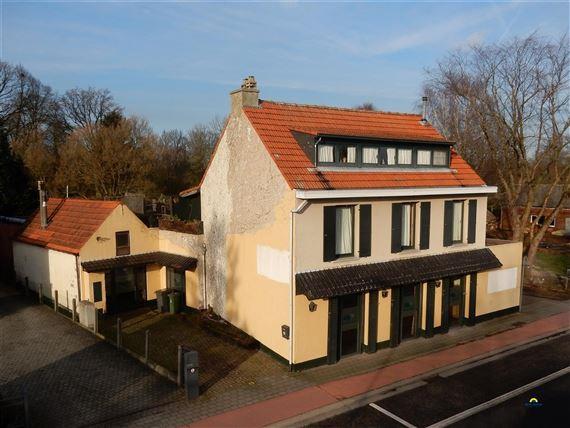 Grote commerciële ruimte met woonst, gelegen in het centrum Kalmthout op een perceel van ca. 765m²!
Op het gelijkvloers is er een grote handelsrui...