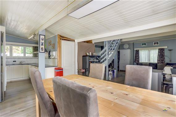 Mooie woning gelegen in het woongebied bosrijk karakter te Wuustwezel. De woning beschikt over een veranda, ruime leefruimte, open ingerichte keuken, ...