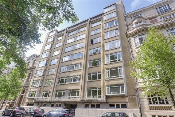 Zeer mooi en perfect onderhouden ruim 2-slaapkamer appartement met groot terras in een standingvol gebouw met enorme gemeenschappelijke tuin aan het H...