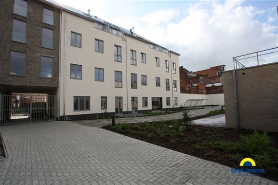 Het project gelegen in de Vermorgenstraat te Sint Niklaas bestaat enerzijds uit 15 nieuwbouwappartementen die allen in een binnenpleinontwikkeleling g ...